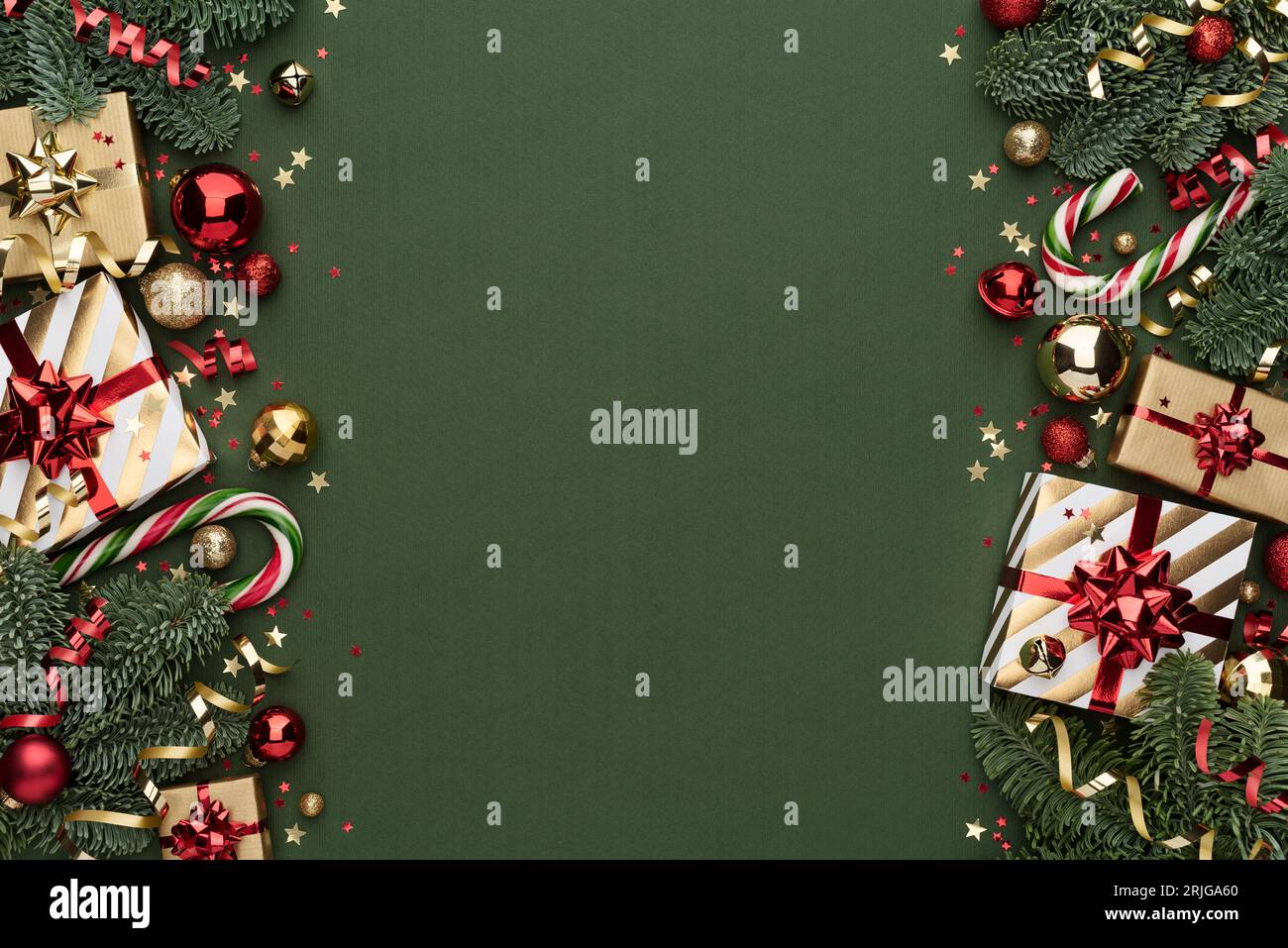 Grüner Weihnachtshintergrund mit doppeltem Seitenrand Stockfoto
