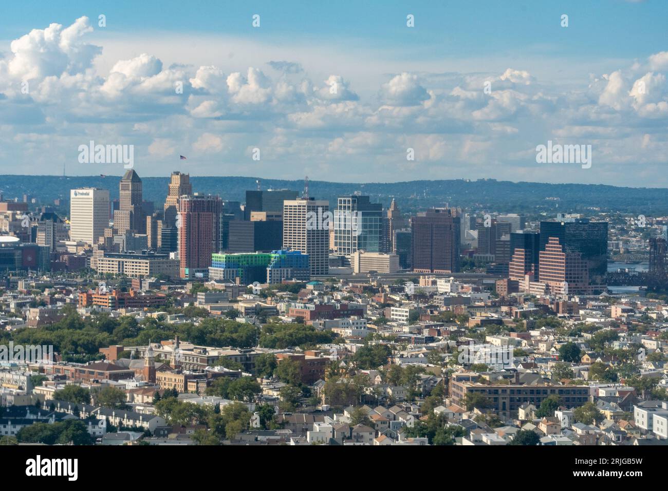 Blick aus der Luft auf die Skyline von Newark, New Jersey, den Passaic River und die Umgebung Stockfoto