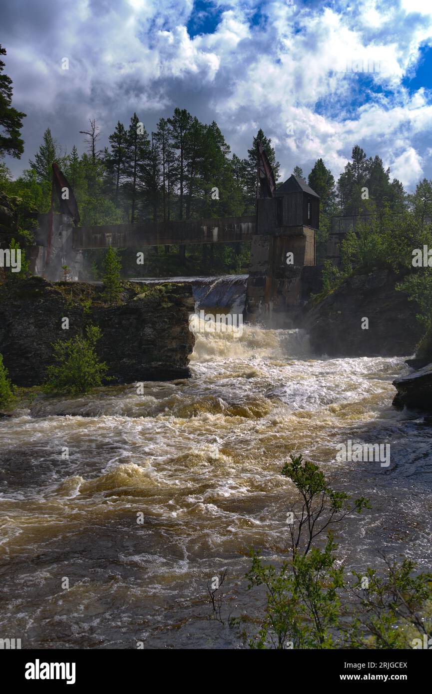 Am wilden Orkla-Fluss befindet sich das alte stillgelegte Wasserkraftwerk Eidsfossen in der Gemeinde Tynset im norwegischen Innlandet County Stockfoto