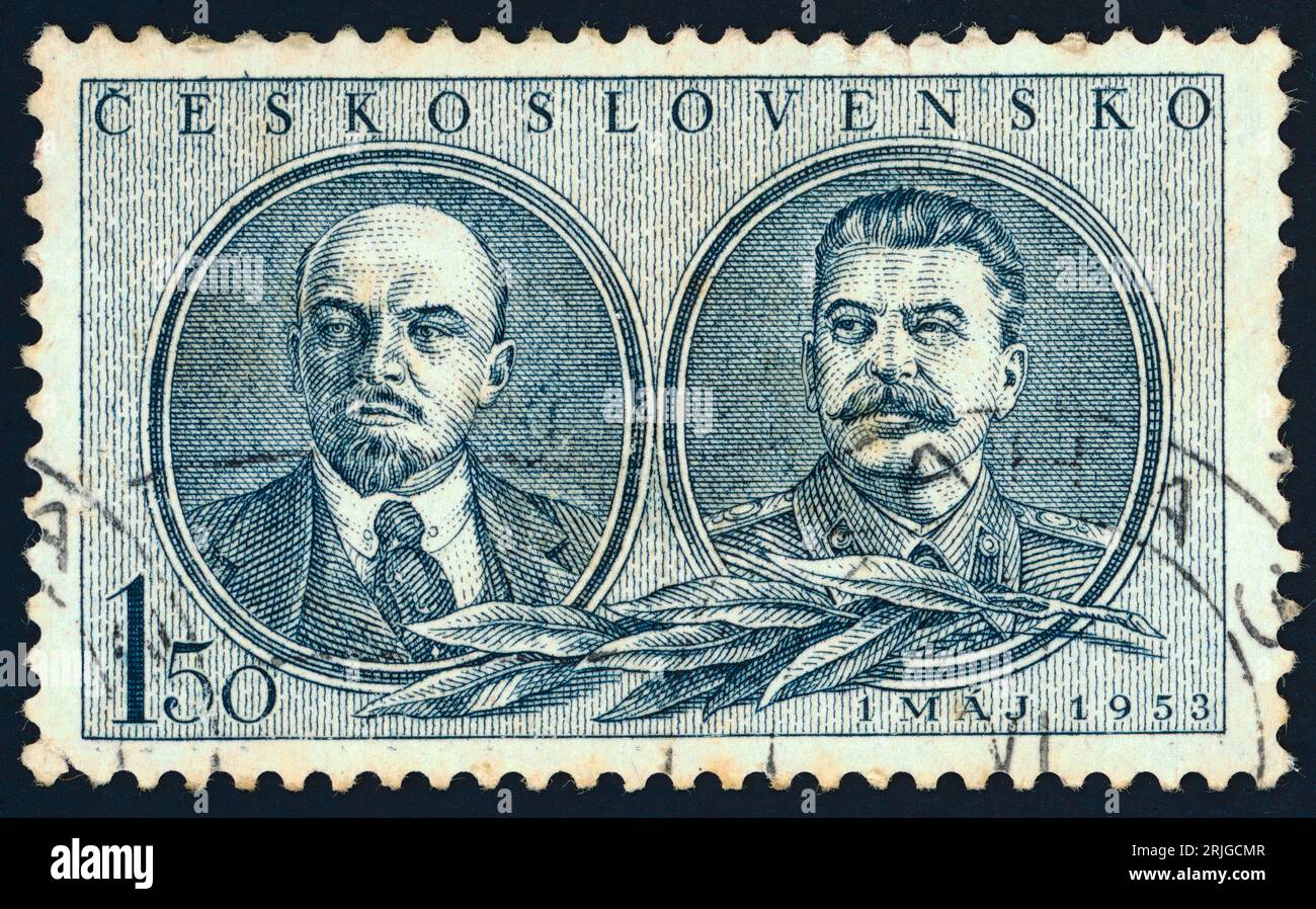 Lenin und Stalin. Briefmarke, die 1953 in der Tschechoslowakei anlässlich des Arbeitstages (1. Mai 1953) ausgestellt wurde. Stockfoto