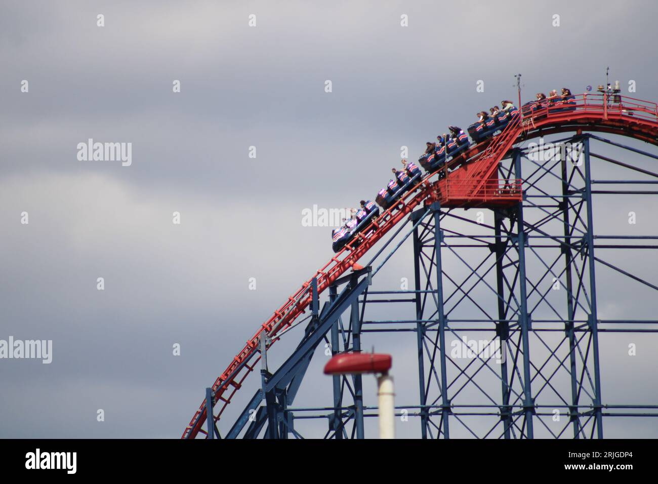 Der große Taucher am Blackpool Pleasure Beach beginnt seinen Abstieg mit grauem Himmel dahinter Stockfoto