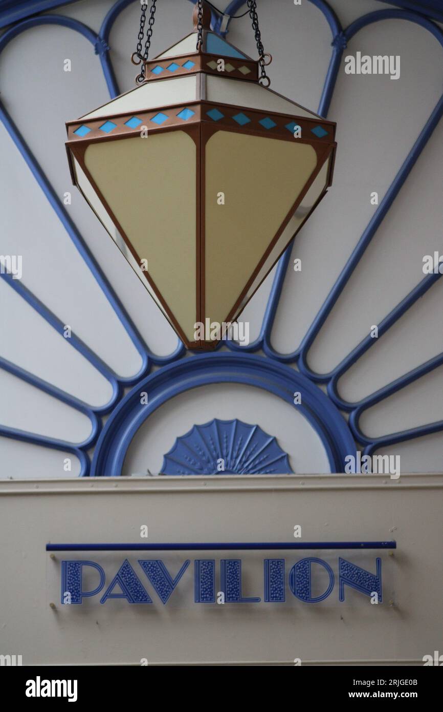 Art déco-Lampen und blaue Decke im Winter Gardens Pavilion, Blackpool Stockfoto