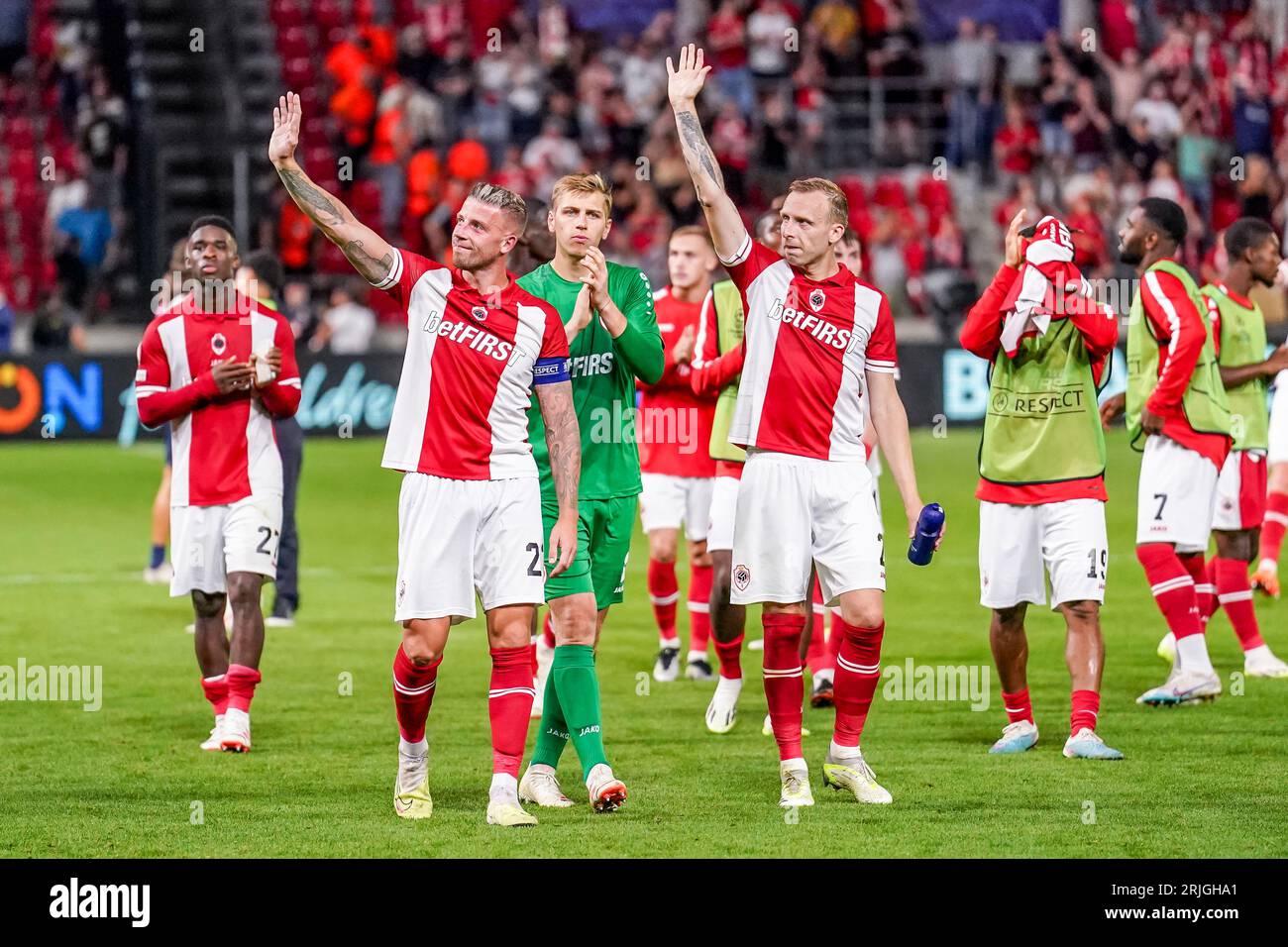 Deurne, Belgien. August 2023. DEURNE, BELGIEN - 22. AUGUST: Mandela Keita vom Royal Antwerp FC, Torhüter Jean Butez vom Royal Antwerp FC, Toby Alderweireld vom Royal Antwerp FC und Ritchie de Laet vom Royal Antwerp FC applaudieren den Fans während der UEFA Champions League - Play-offs - 1. Spiel zwischen Royal Antwerp FC und AEK Athene am 22. August 2023 im Bosuilstadion in Deurne, Belgien (Foto: Joris Verwijst/Orange Pictures) Quelle: Orange Pics BV/Alamy Live News Stockfoto