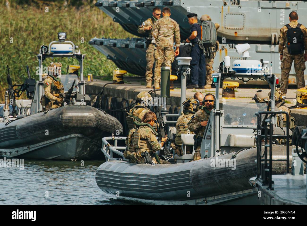 Dziwnow, Breslau, Polen. August 2023. Am 22. August 2023 fand in DziwnÃ³w eine Präsentation des neuen Kampfteams der Formoza-Militäreinheit statt. Generalleutnant Wlodzimierz Potasinski. Bei dieser Gelegenheit wurde eine dynamische Show im Rahmen einer episodischen Übung präsentiert, die unter anderem direkte Aktion, VBSS (Visit Boarding Search and Confisure), d. h. die Übernahme eines von unbekannten bewaffneten Tätern entführten Schiffes, umfassen wird. (Bild: © Krzysztof Zatycki/ZUMA Press Wire) NUR REDAKTIONELLE VERWENDUNG! Nicht für kommerzielle ZWECKE! Stockfoto