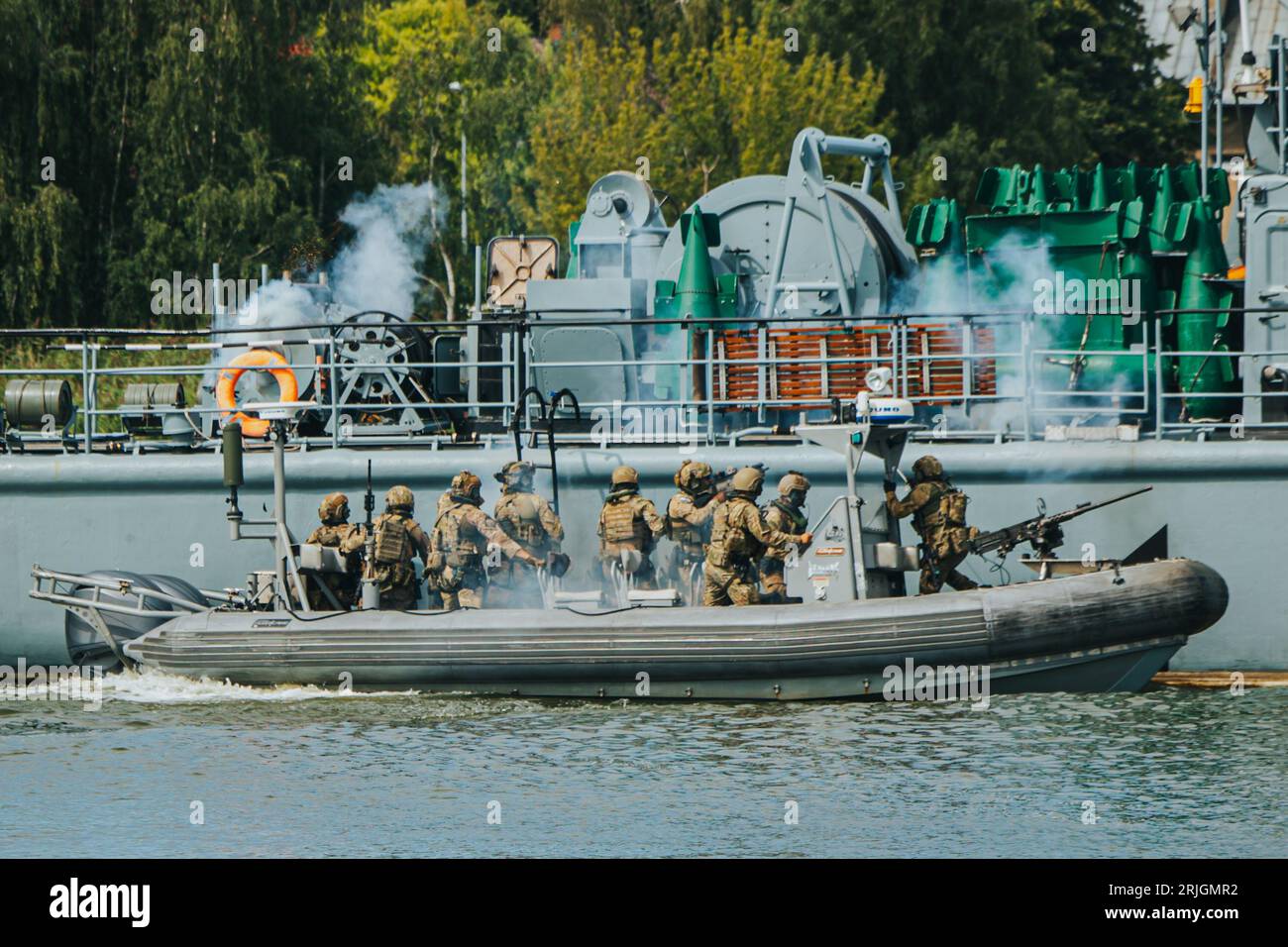 Dziwnow, Breslau, Polen. August 2023. Am 22. August 2023 fand in DziwnÃ³w eine Präsentation des neuen Kampfteams der Formoza-Militäreinheit statt. Generalleutnant Wlodzimierz Potasinski. Bei dieser Gelegenheit wurde eine dynamische Show im Rahmen einer episodischen Übung präsentiert, die unter anderem direkte Aktion, VBSS (Visit Boarding Search and Confisure), d. h. die Übernahme eines von unbekannten bewaffneten Tätern entführten Schiffes, umfassen wird. (Bild: © Krzysztof Zatycki/ZUMA Press Wire) NUR REDAKTIONELLE VERWENDUNG! Nicht für kommerzielle ZWECKE! Stockfoto