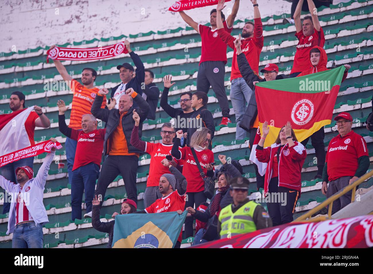 La Paz, Bolivien. August 2023. Estadio Hernando Siles Fans von Internacional, während des Spiels zwischen Bolivar und Internacional, für das Viertelfinale der Copa Libertadores 2023, im Estadio Hernando Siles, diesen Dienstag, 22. 30761 (Max Peixoto/SPP) Credit: SPP Sport Press Photo. Alamy Live News Stockfoto