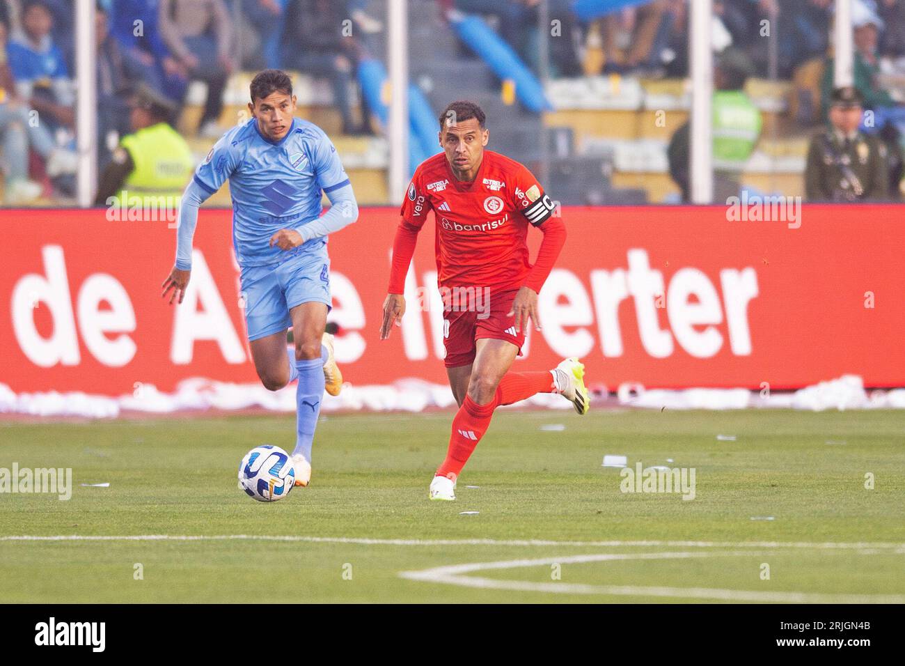 La Paz, Bolivien. August 2023. Estadio Hernando Siles Jose Sagredo von Bolivar (BOL) streitet das Angebot mit Alan Patrick von Internacional, während des Spiels zwischen Bolivar und Internacional, für das Viertelfinale der Copa Libertadores 2023, im Estadio Hernando Siles, diesen Dienstag, 22. 30761 (Max Peixoto/SPP) Credit: SPP Sport Press Photo. Alamy Live News Stockfoto