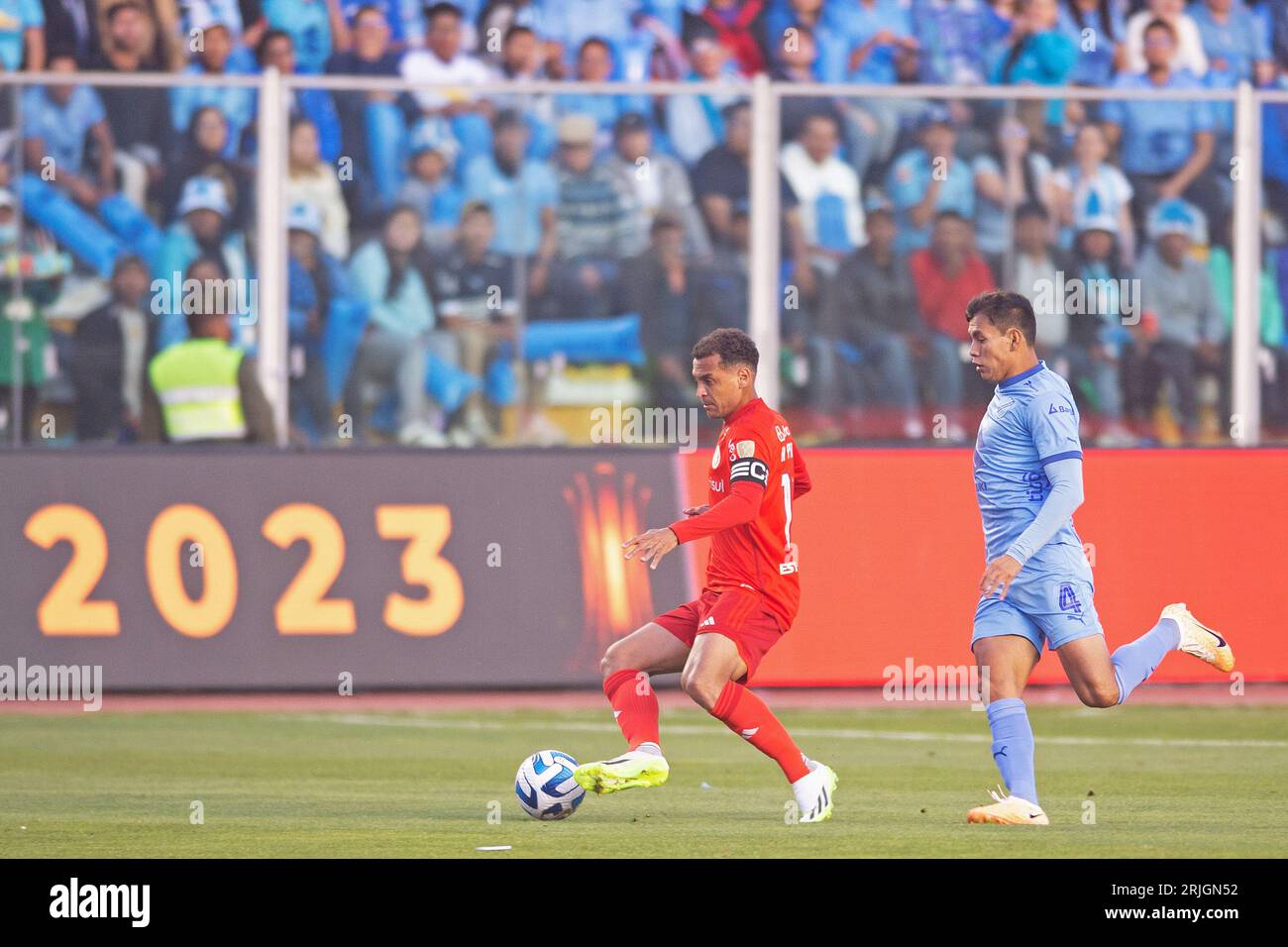 La Paz, Bolivien. August 2023. Estadio Hernando Siles Jose Sagredo von Bolivar (BOL) streitet das Angebot mit Alan Patrick von Internacional, während des Spiels zwischen Bolivar und Internacional, für das Viertelfinale der Copa Libertadores 2023, im Estadio Hernando Siles, diesen Dienstag, 22. 30761 (Max Peixoto/SPP) Credit: SPP Sport Press Photo. Alamy Live News Stockfoto