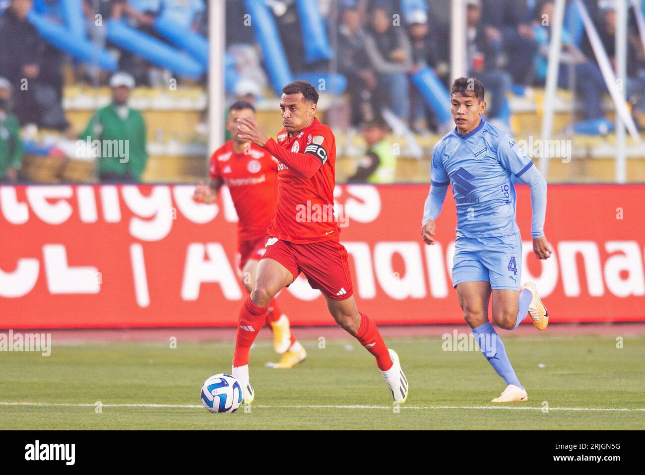 La Paz, Bolivien. August 2023. Estadio Hernando Siles Jose Sagredo von Bolivar (BOL) streitet das Angebot mit Alan Patrick von Internacional, während des Spiels zwischen Bolivar und Internacional, für das Viertelfinale der Copa Libertadores 2023, im Estadio Hernando Siles, diesen Dienstag, 22. 30761 (Max Peixoto/SPP) Credit: SPP Sport Press Photo. Alamy Live News Stockfoto