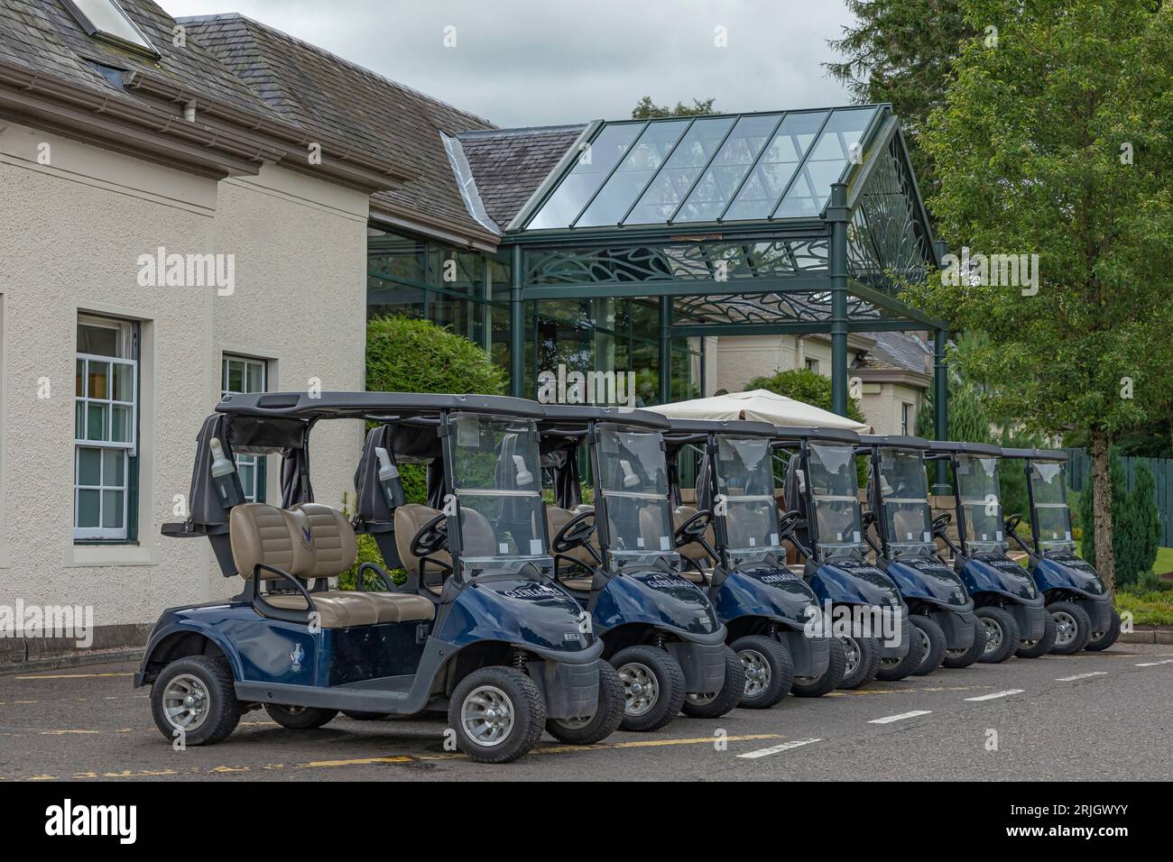 Gleneagles, Schottland. Großbritannien - 13. August 2023 - Navy Blue Golf Buggies Reihen sich vor dem Gleneagles Golf Course Clubhouse an Stockfoto