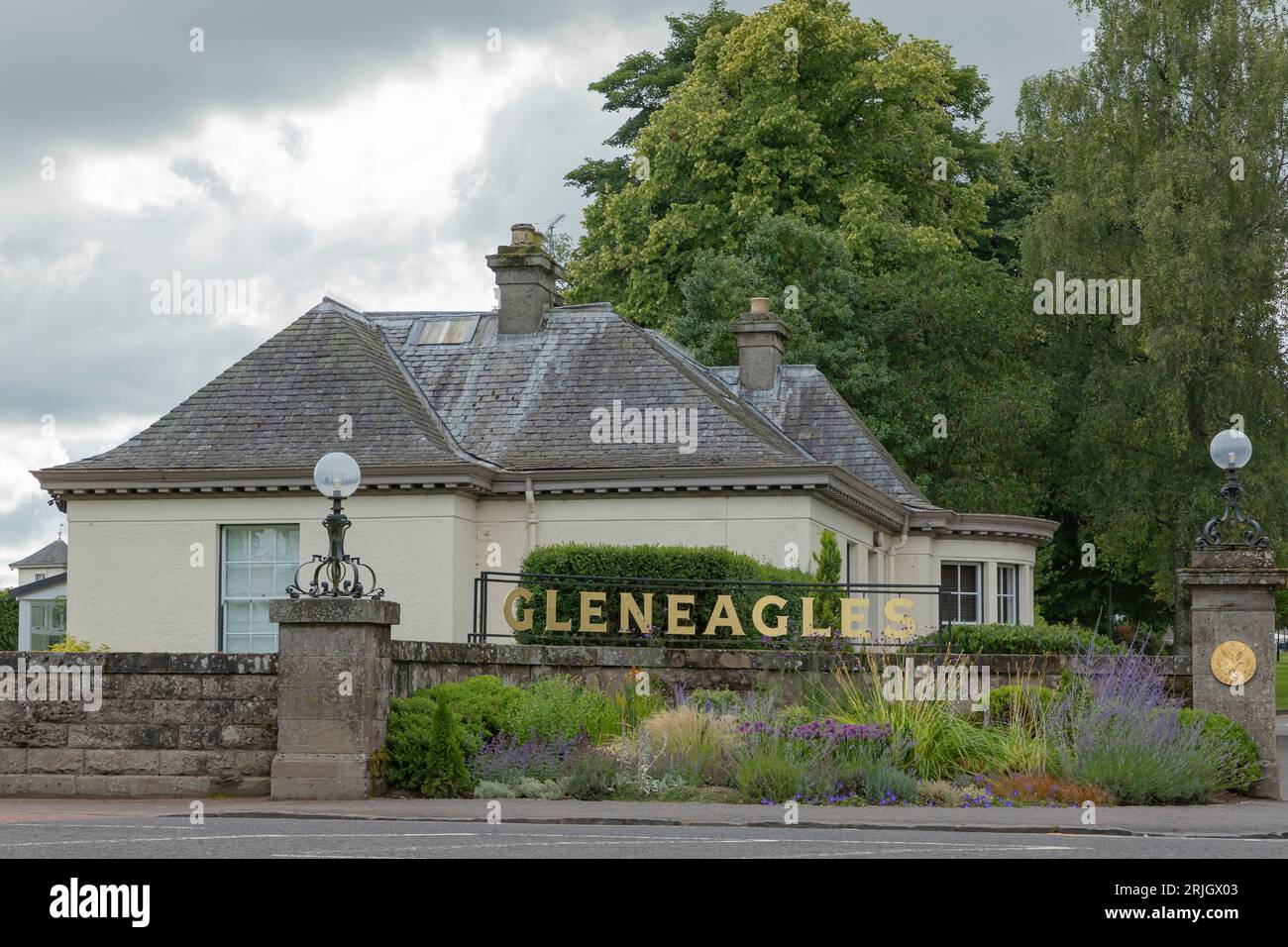 Gleneagles, Schottland, Vereinigtes Königreich - 13. August 2023 - das Torhaus des Gleneagles Hotels und des Golfplatzes Stockfoto