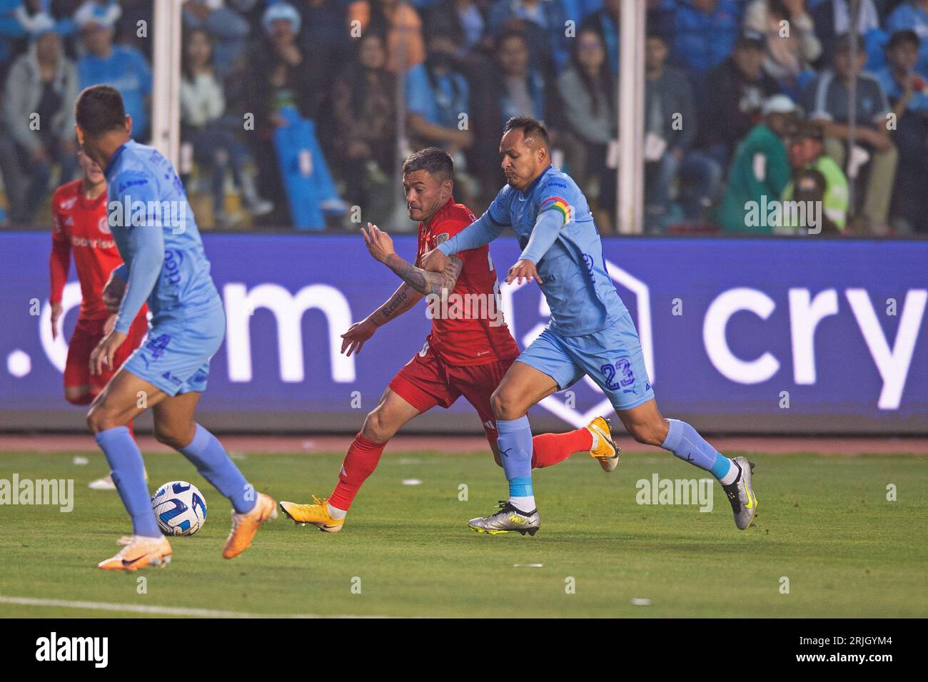 La Paz, Bolivien. August 2023. Estadio Hernando Siles Leonel Justiniano von Bolivar (BOL) streitet das Angebot mit Charles Aranguiz von Internacional, während des Spiels zwischen Bolivar und Internacional, für das Viertelfinale der Copa Libertadores 2023, im Estadio Hernando Siles, diesen Dienstag, 22. 30761 (Max Peixoto/SPP) Credit: SPP Sport Press Photo. Alamy Live News Stockfoto