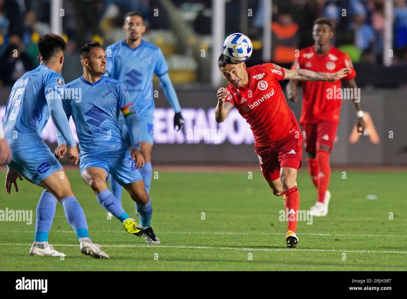 La Paz, Bolivien. August 2023. Estadio Hernando Siles Leonel Justiniano von Bolivar (BOL) streitet das Angebot mit Charles Aranguiz von Internacional, während des Spiels zwischen Bolivar und Internacional, für das Viertelfinale der Copa Libertadores 2023, im Estadio Hernando Siles, diesen Dienstag, 22. 30761 (Max Peixoto/SPP) Credit: SPP Sport Press Photo. Alamy Live News Stockfoto