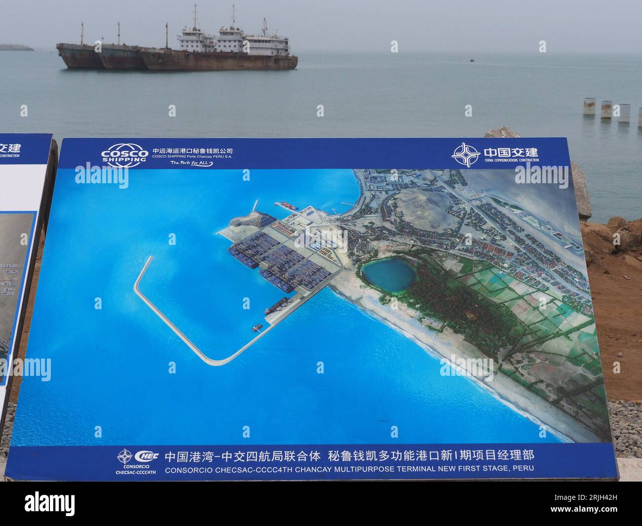 Das noch im Bau befindliche Informationstafel für das Hafenprojekt von Chancay befindet sich an der peruanischen Küste, 60 km nördlich von Lima. Der Hafen von Chancay wäre das Drehkreuz des südamerikanischen Pazifiks mit der Kapazität, drei E-Schiffe aufzunehmen, die zwischen 18.000 und 24.000 Container beladen können, weshalb er als Tor des direkten Seeverkehrs von Südamerika nach Asien und Ozeanien gilt. Der Hafen wird von Cosco Shipping aus China gebaut Stockfoto Das noch im Bau befindliche Informationstafel für das Hafenprojekt von Chancay befindet sich an der peruanischen Küste, 60 km nördlich von Lima. Der Hafen von Chancay wäre das Drehkreuz des südamerikanischen Pazifiks mit der Kapazität, drei E-Schiffe aufzunehmen, die zwischen 18.000 und 24.000 Container beladen können, weshalb er als Tor des direkten Seeverkehrs von Südamerika nach Asien und Ozeanien gilt. Der Hafen wird von Cosco Shipping aus China gebaut Stockfoto