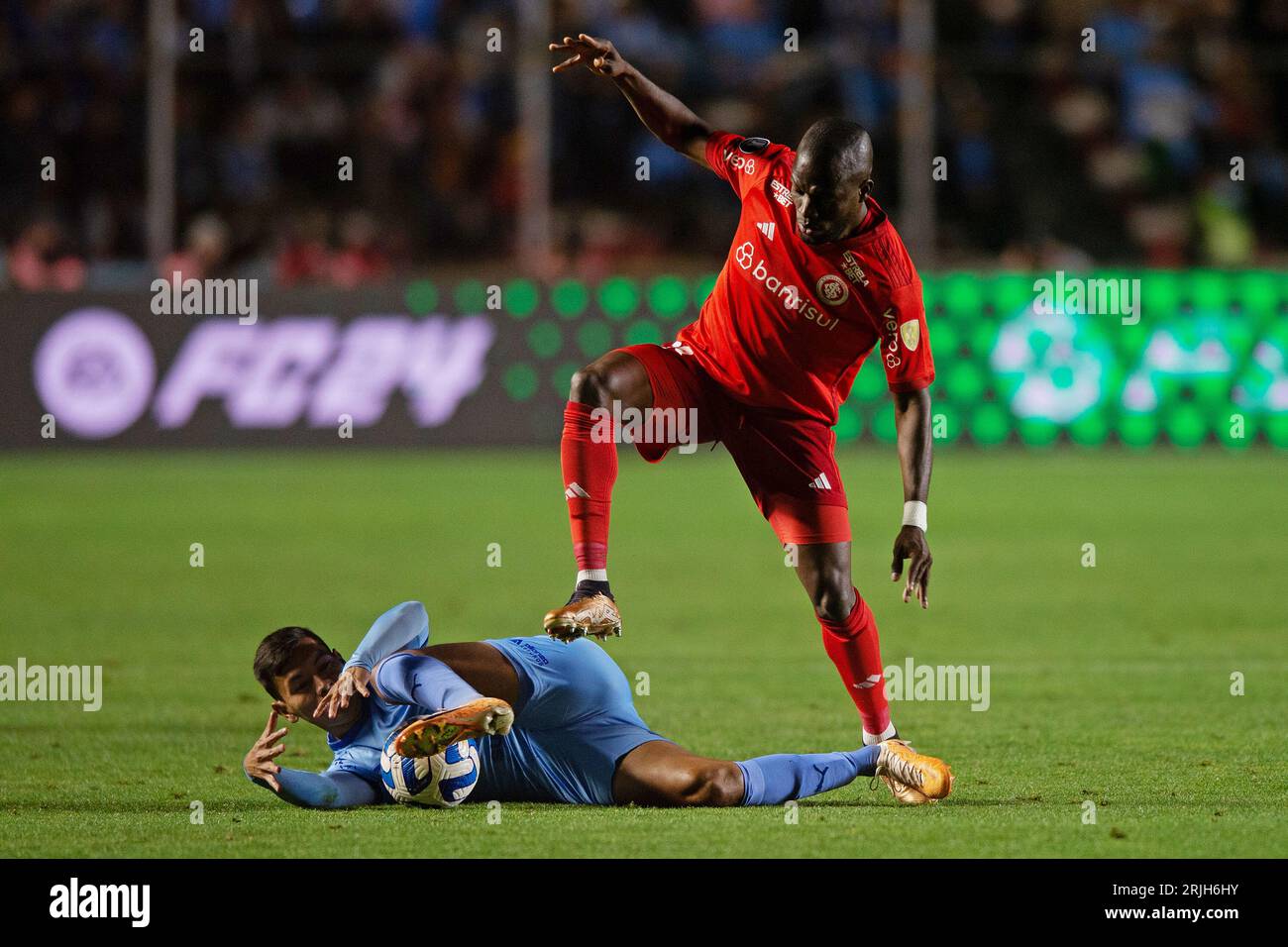 La Paz, Bolivien. August 2023. Estadio Hernando Siles Javier Uzeda von Bolivar (BOL) tritt am Dienstag, 22., im Viertelfinale der Copa Libertadores 2023 im Estadio Hernando Siles gegen Enner Valencia von Internacional an. 30761 (Max Peixoto/SPP) Credit: SPP Sport Press Photo. Alamy Live News Stockfoto