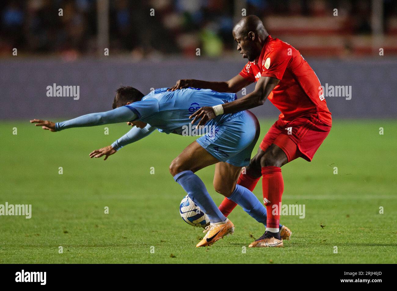 La Paz, Bolivien. August 2023. Estadio Hernando Siles Javier Uzeda von Bolivar (BOL) tritt am Dienstag, 22., im Viertelfinale der Copa Libertadores 2023 im Estadio Hernando Siles gegen Enner Valencia von Internacional an. 30761 (Max Peixoto/SPP) Credit: SPP Sport Press Photo. Alamy Live News Stockfoto