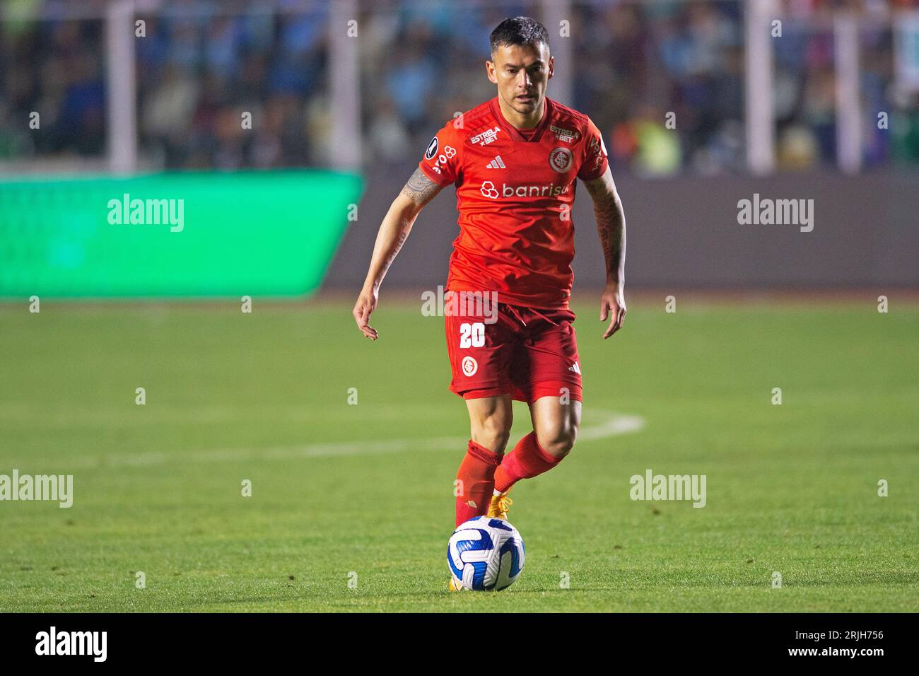 La Paz, Bolivien. August 2023. Estadio Hernando Siles Charles Aranguiz do Internacional, während des Spiels zwischen Bolivar und Internacional, für das Viertelfinale der Copa Libertadores 2023, im Estadio Hernando Siles, diesen Dienstag, 22. 30761 (Max Peixoto/SPP) Credit: SPP Sport Press Photo. Alamy Live News Stockfoto