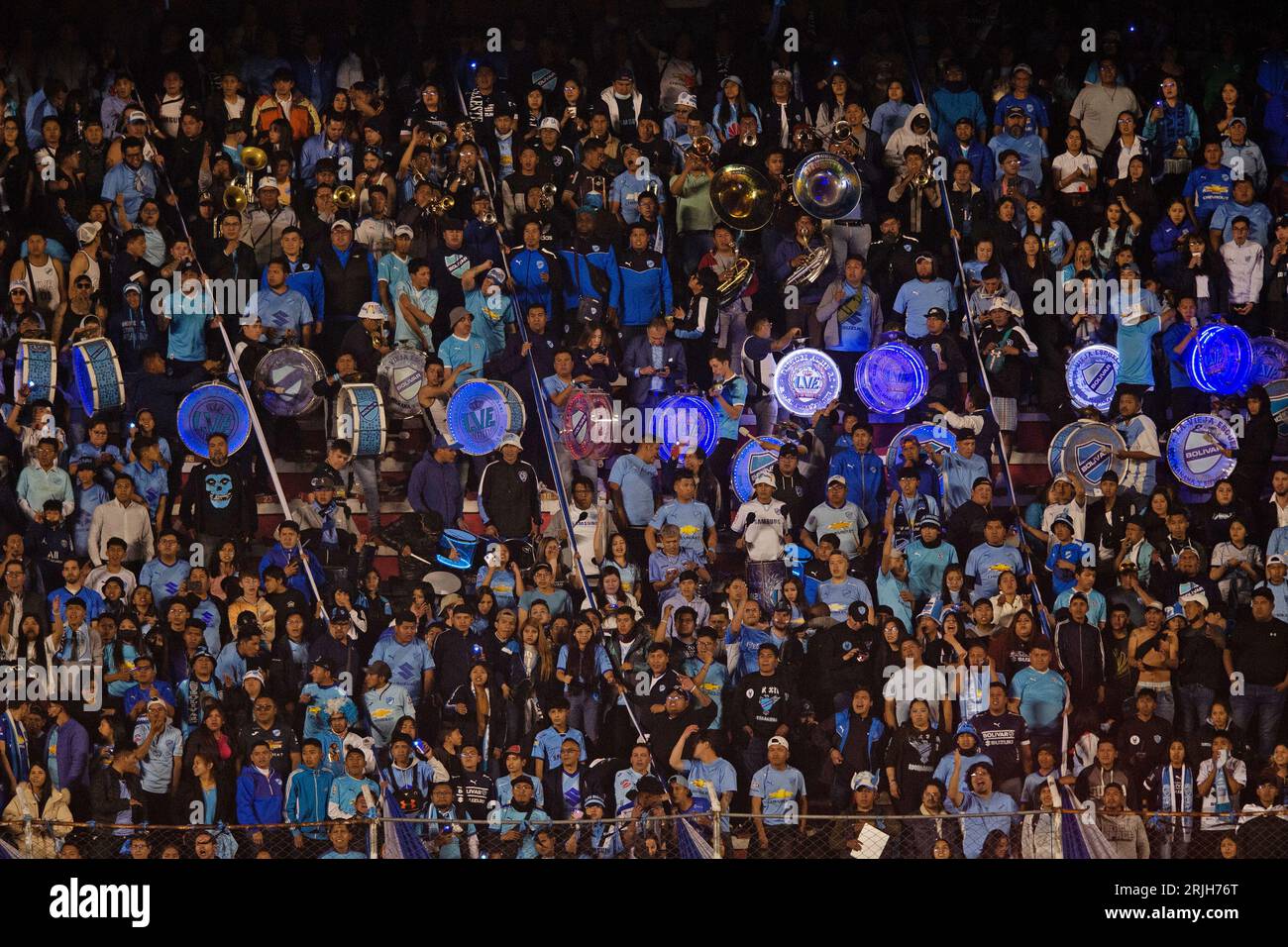 La Paz, Bolivien. August 2023. Estadio Hernando Siles Fans von Bolivar (BOL), während des Spiels zwischen Bolivar und Internacional, für das Viertelfinale der Copa Libertadores 2023, im Estadio Hernando Siles, diesen Dienstag, 22. 30761 (Max Peixoto/SPP) Credit: SPP Sport Press Photo. Alamy Live News Stockfoto