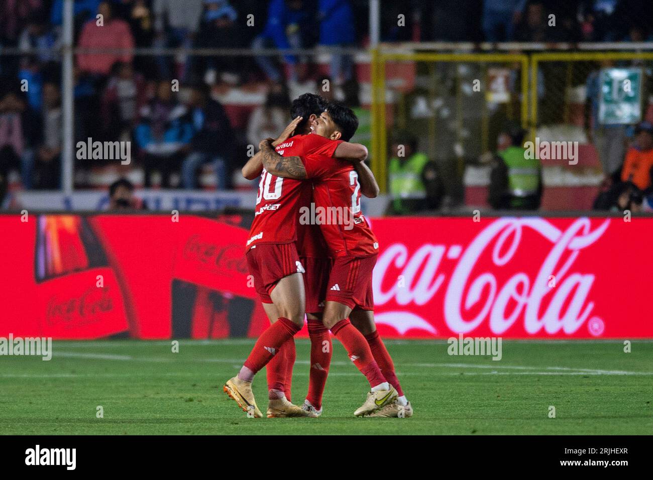 La Paz, Bolivien. August 2023. Estadio Hernando Siles Johnny Cardoso und Nicolas Hernandez von Internacional feiern den Sieg nach dem Spiel zwischen Bolivar und Internacional für das Viertelfinale der Copa Libertadores 2023 im Estadio Hernando Siles, diesen Dienstag, 22. 30761 (Max Peixoto/SPP) Credit: SPP Sport Press Photo. Alamy Live News Stockfoto