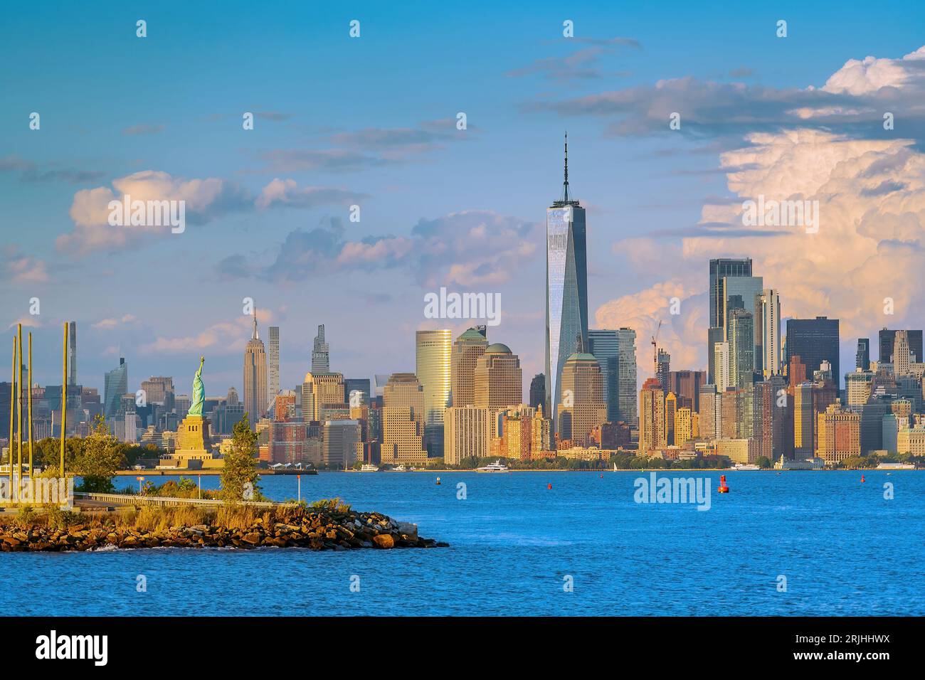 Manhattans Skyline, das Stadtbild von New York City im Vereinigten Staat von Amerika mit der Freiheitsstatue Stockfoto