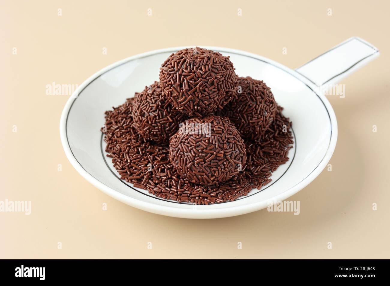 Brigadeiro, traditionelles brasilianisches Dessert aus Kondensmilch, Kakaopulver, Butter und Schokoladenspalten oder Meises Stockfoto