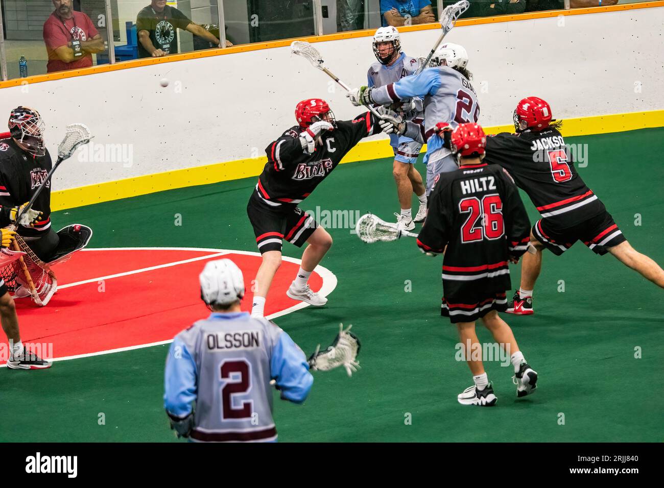 Edmonton, Kanada. August 2023. Calgary Mountaineers (blau/grau) Riley Isaacs (29) wird von Burlington Blaze Captain (schwarz/rot) Andrew Vrandenberg (6) in der Minto Cup Day 2 Action zwischen Calgary Mountaineers und den Burlington Blaze in der Bill hinter Arena getroffen. Calgary Mountaineers vs Burlington Blaze, 6:8 Credit: SOPA Images Limited/Alamy Live News Stockfoto