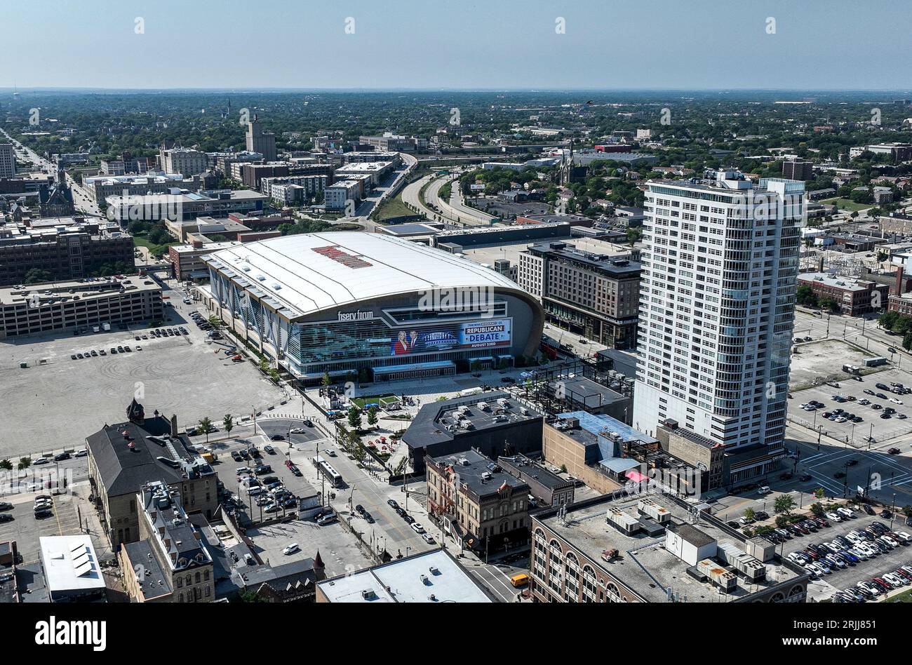 Milwaukee, Vereinigte Staaten. August 2023. Ein Luftbild mit einer Drohne zeigt das Fiserv Forum in Milwaukee, Wisconsin, 22. August 2023. Das Fiserv Forum wird am 23. August 2023 die erste republikanische Präsidentschaftsdebatte veranstalten und vom 15. Bis 18. Juli 2024 die Republikanische Nationalversammlung veranstalten, bei der der republikanische Präsidentschaftskandidat nominiert wird. Foto von Tannen Maury/UPI Credit: UPI/Alamy Live News Stockfoto