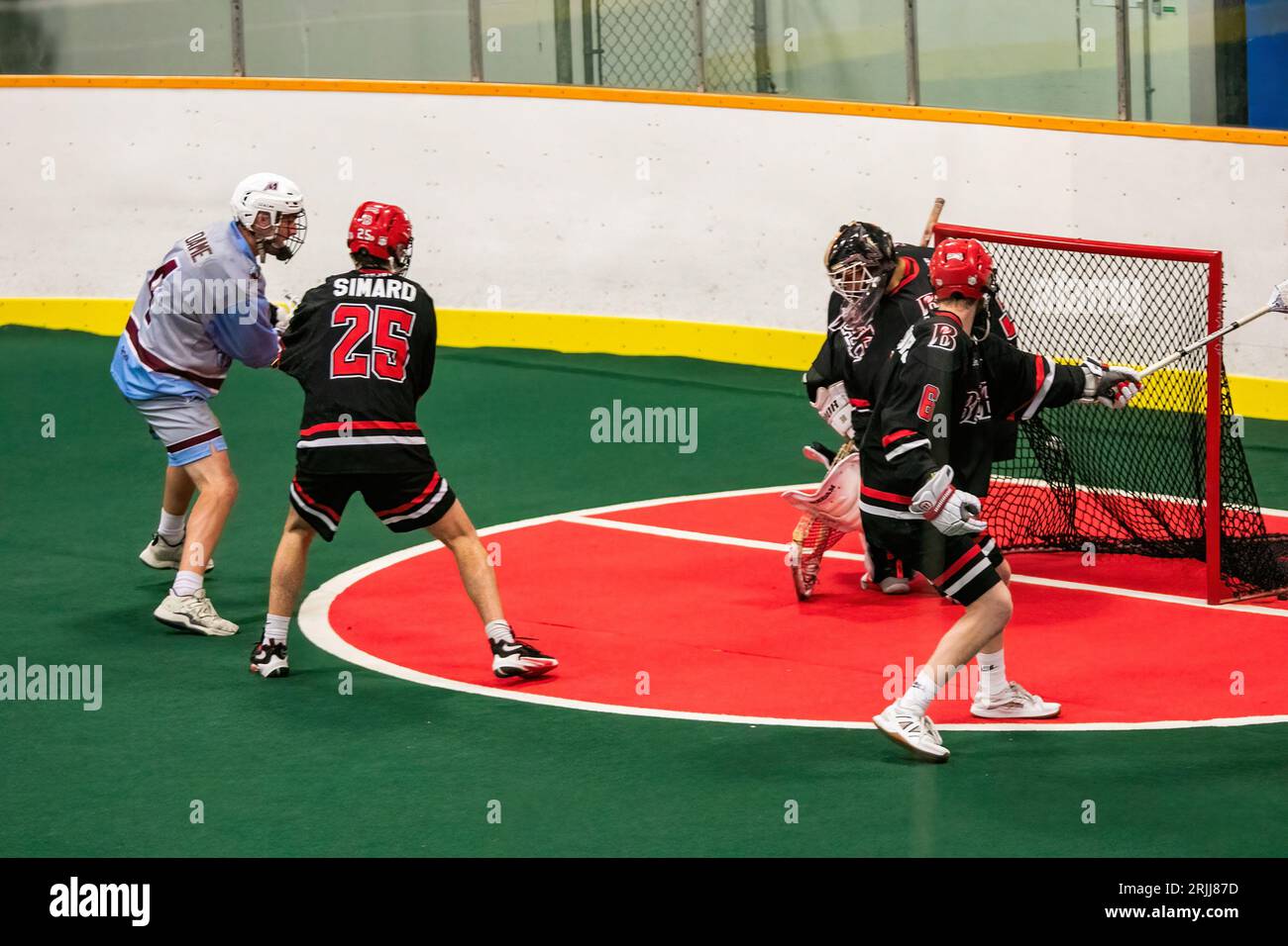 Edmonton, Kanada. August 2023. Calgary Mountaineers (blau/grau) Davis Dame (4) legt den Ball gegen Burlingtons (schwarz/rot) Hayden Hiltz (26) im Minto Cup Day 2 zwischen Calgary Mountaineers und den Burlington Blaze in der Bill hinter Arena. Calgary Mountaineers vs Burlington Blaze, 6:8 Credit: SOPA Images Limited/Alamy Live News Stockfoto