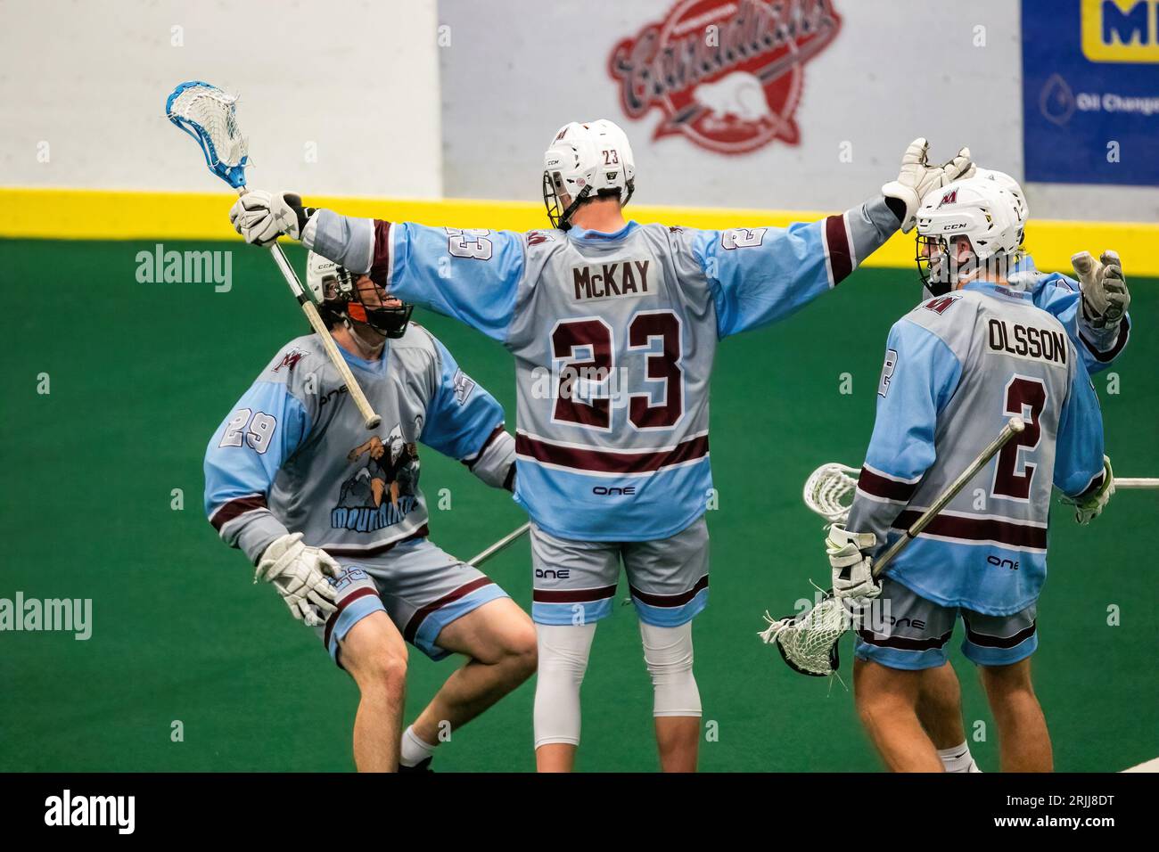 Edmonton, Kanada. August 2023. Calgary Mountaineers (blau/grau) will McKay (23) feiert sein Tor erneut die Burlington Blaze im Minto Cup Day 2 Action zwischen Calgary Mountaineers und den Burlington Blaze in der Bill hinter Arena. Calgary Mountaineers vs Burlington Blaze, 6:8 (Foto: Ron Palmer/SOPA Images/SIPA USA) Credit: SIPA/Alamy Live News Stockfoto