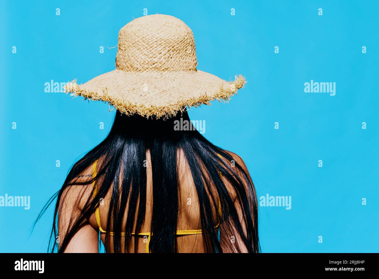 Damenmode Badeanzug gelb lächeln trendige Sommermütze attraktive Porträtschönheit Stockfoto