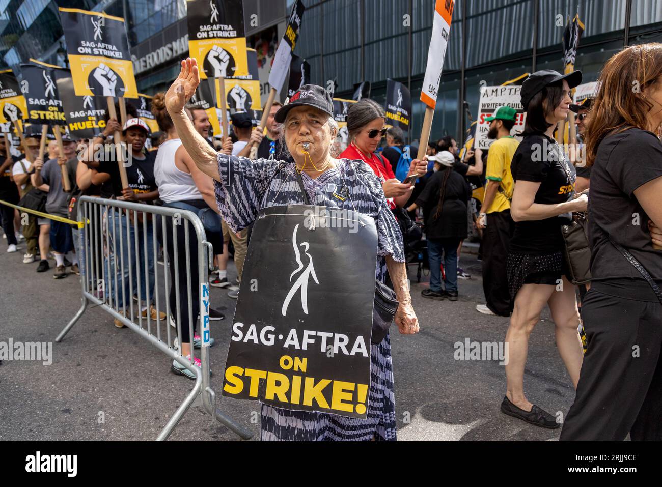 New York, New York, USA. August 2023. Ein Stürmer pfiff bei der Writers Guild of America und sag-AFTRA „National Day of Solidarity“ im Hauptquartier von Amazon. SAG-AFTRA streikt seit dem 14. Juli und die Writers Guild seit dem 2. Mai. (Bild: © Michael Nigro/Pacific Press über ZUMA Press Wire) NUR REDAKTIONELLE VERWENDUNG! Nicht für kommerzielle ZWECKE! Stockfoto