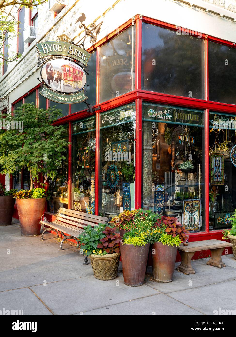 Ein kleines Geschäft mit einer farbenfrohen Ladenfront Stockfoto
