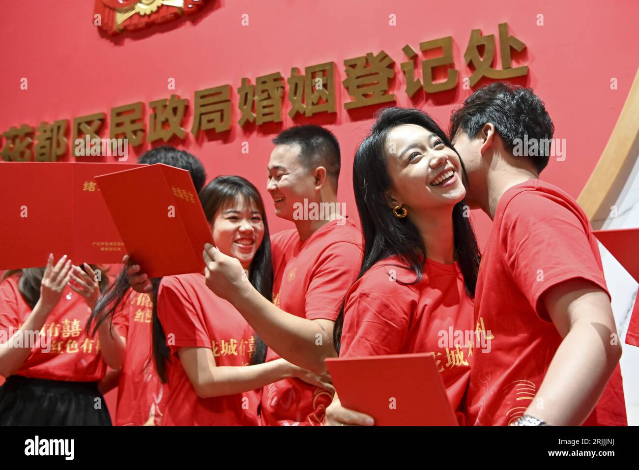 **CHINESISCHES FESTLAND, HONGKONG, MACAU UND TAIWAN RAUS** das Eheamt des Huadu District Civil Affairs Bureau begrüßt viele Paare Stockfoto