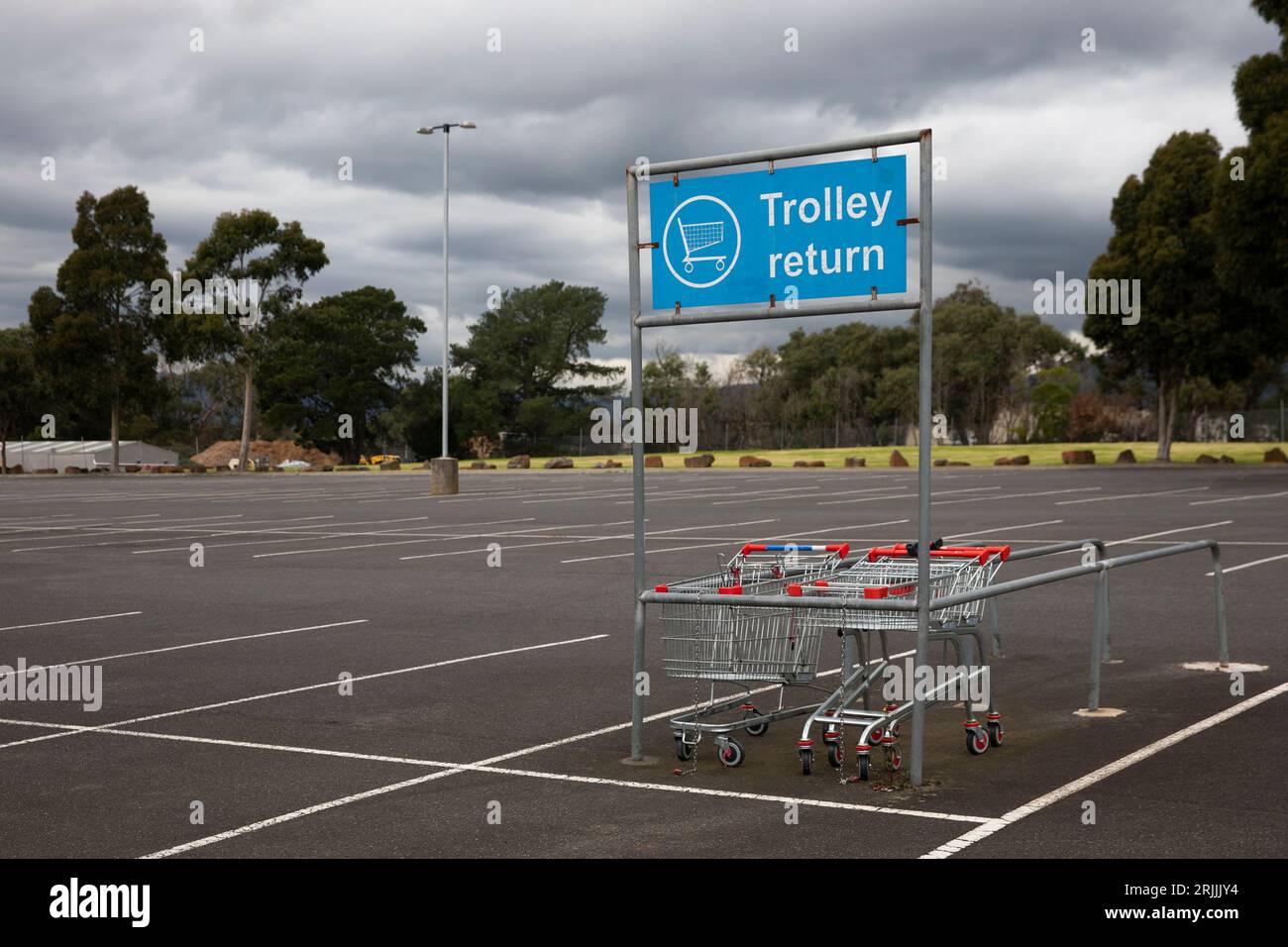 Trolley return station stands in an empty car park, offering a convenient spot for returning shopping carts. Stockfoto