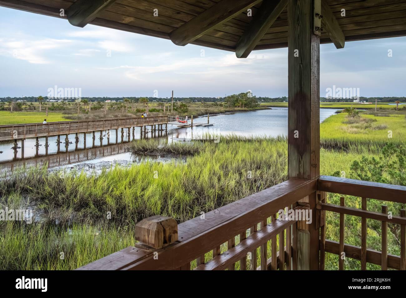 Aussichtsplattform mit Blick auf die Promenade und den Kajakstart im Castaway Island Preserve am Intracoastal Waterway in Jacksonviille, Florida. (USA) Stockfoto