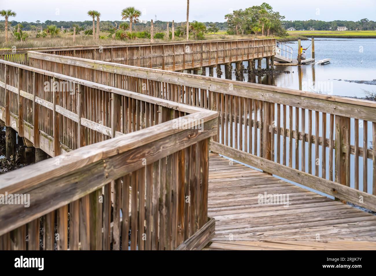 Salzwiesen-Promenade auf dem Intracoastal Waterway im Castaway Island Preserve in Jacksonville, Florida. (USA) Stockfoto