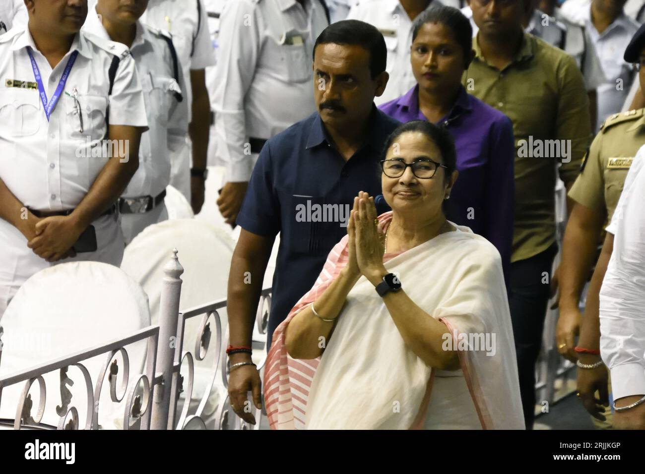 Kalkutta, Indien. August 2023. Mamata Banerjee, Chief Minister, Government of West Bengal, begrüßt das Publikum auf dem Verwaltungs- und Koordinationstreffen, das von der Regierung von West-Bengalen und den Organisatoren von Durga Puja für die bevorstehenden Durga Puja und andere Herbstfeste in West-Bengalen abgehalten wurde. (Foto: Biswarup Ganguly/Pacific Press) Credit: Pacific Press Media Production Corp./Alamy Live News Stockfoto