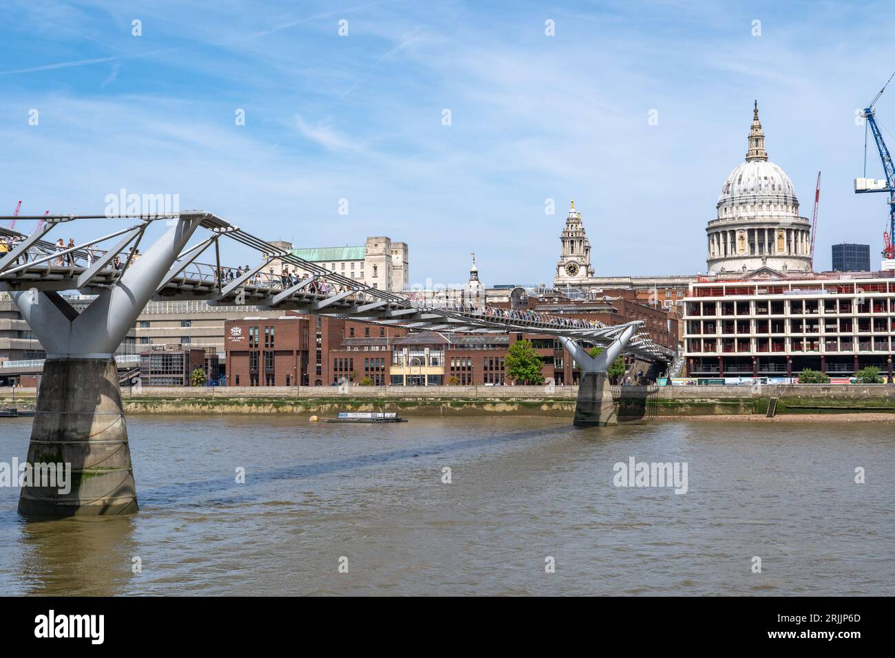 St. Paul's Cathedral mit Fußgängerbrücke über der Themse Stockfoto
