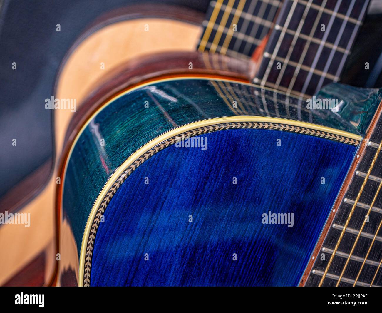 Nahaufnahme von Fichte-Gitarrenoberteil und Bindung oder Purfling, blaue Farbe auf toip und grüne Farbe auf der Rückseite Stockfoto