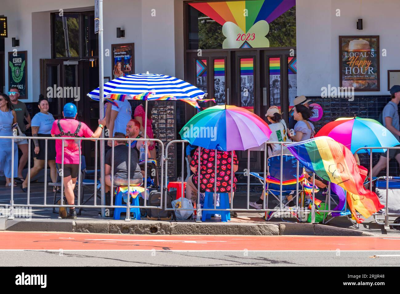 In der Hitze des Februars warteten die Leute in der Oxford Street, Sydney, auf das LGBTQI+ Mardi Gras 2023, das später am Abend beginnt Stockfoto