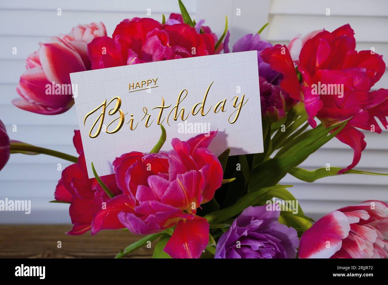 Postkarte, Internetbanner mit einer Geburtstagsgruß, mit der Inschrift - alles gute zum Geburtstag, ein Blumenstrauß mit einem Glückwunschzettel, Tul Stockfoto