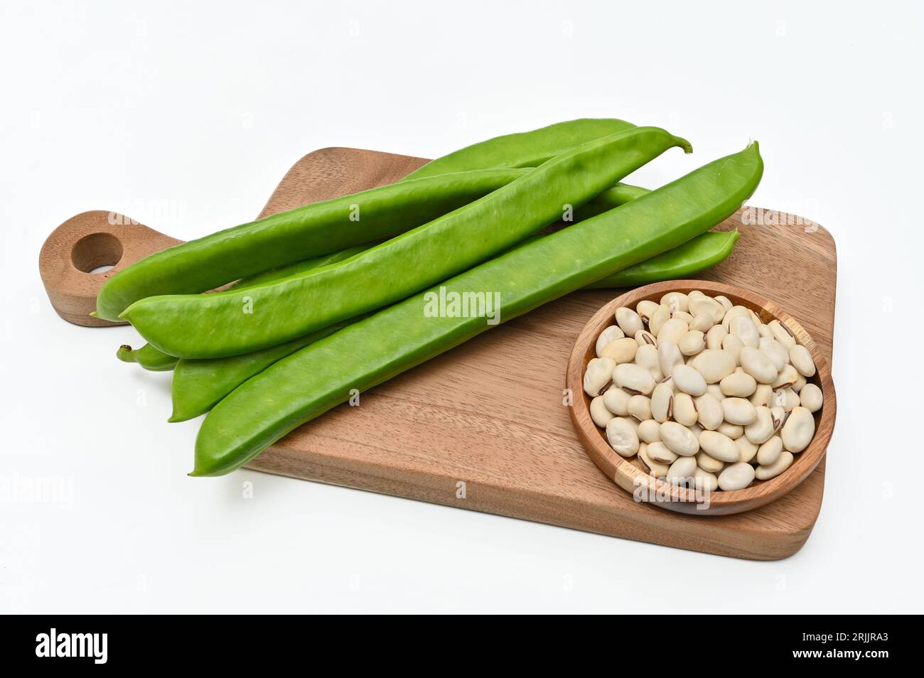 Schwertbohnen mit frischem Gemüse auf weißem Hintergrund Stockfoto