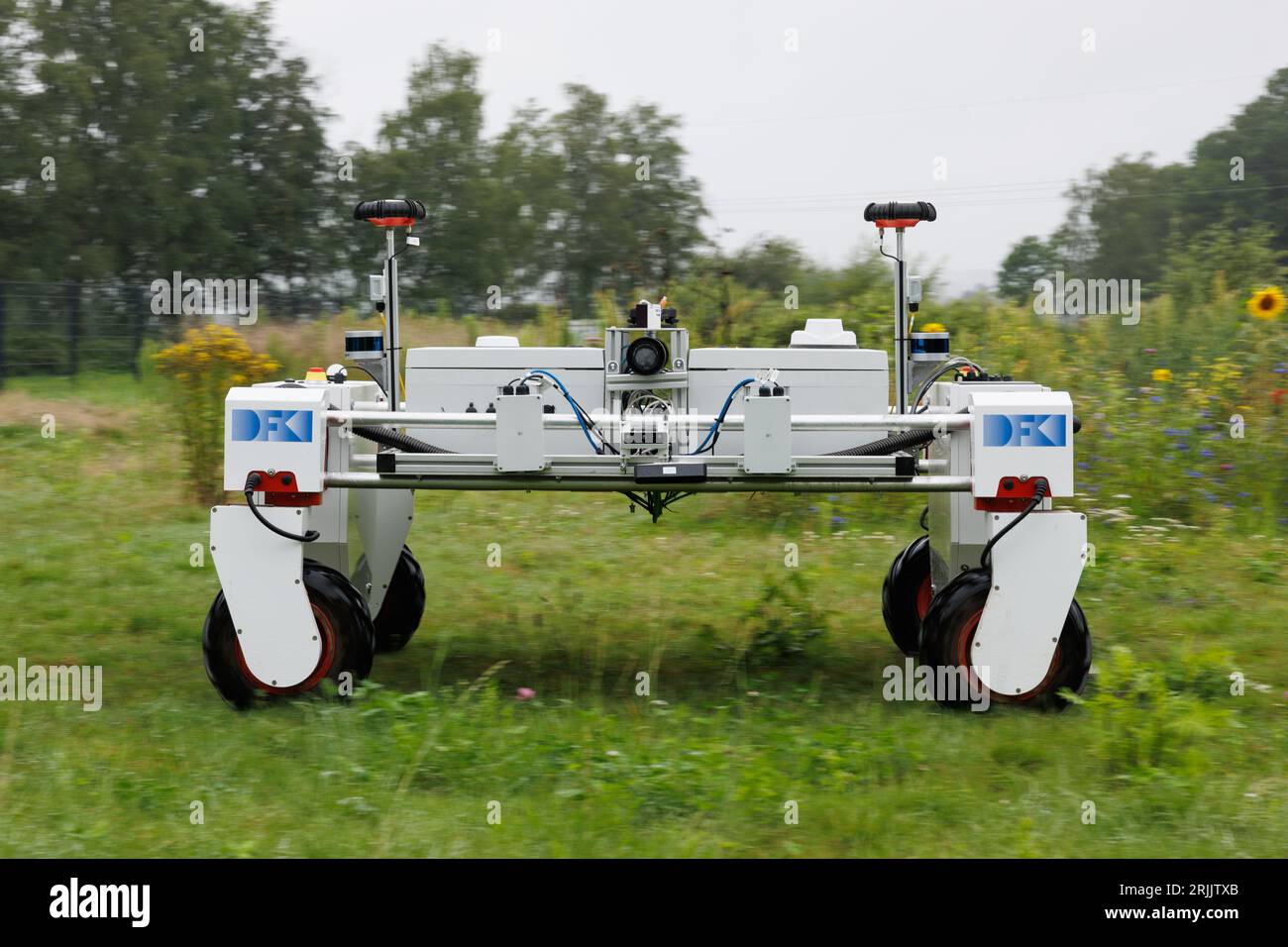 Bohmte, Deutschland. August 2023. Ansicht eines autonom steuerbaren  Roboters in einer landwirtschaftlichen Umgebung. Das Deutsche  Forschungszentrum fr Knstliche Intelligenz (DFKI) betreibt Forschung und  Entwicklung auf dem Gebiet der Agrarrobotik ...