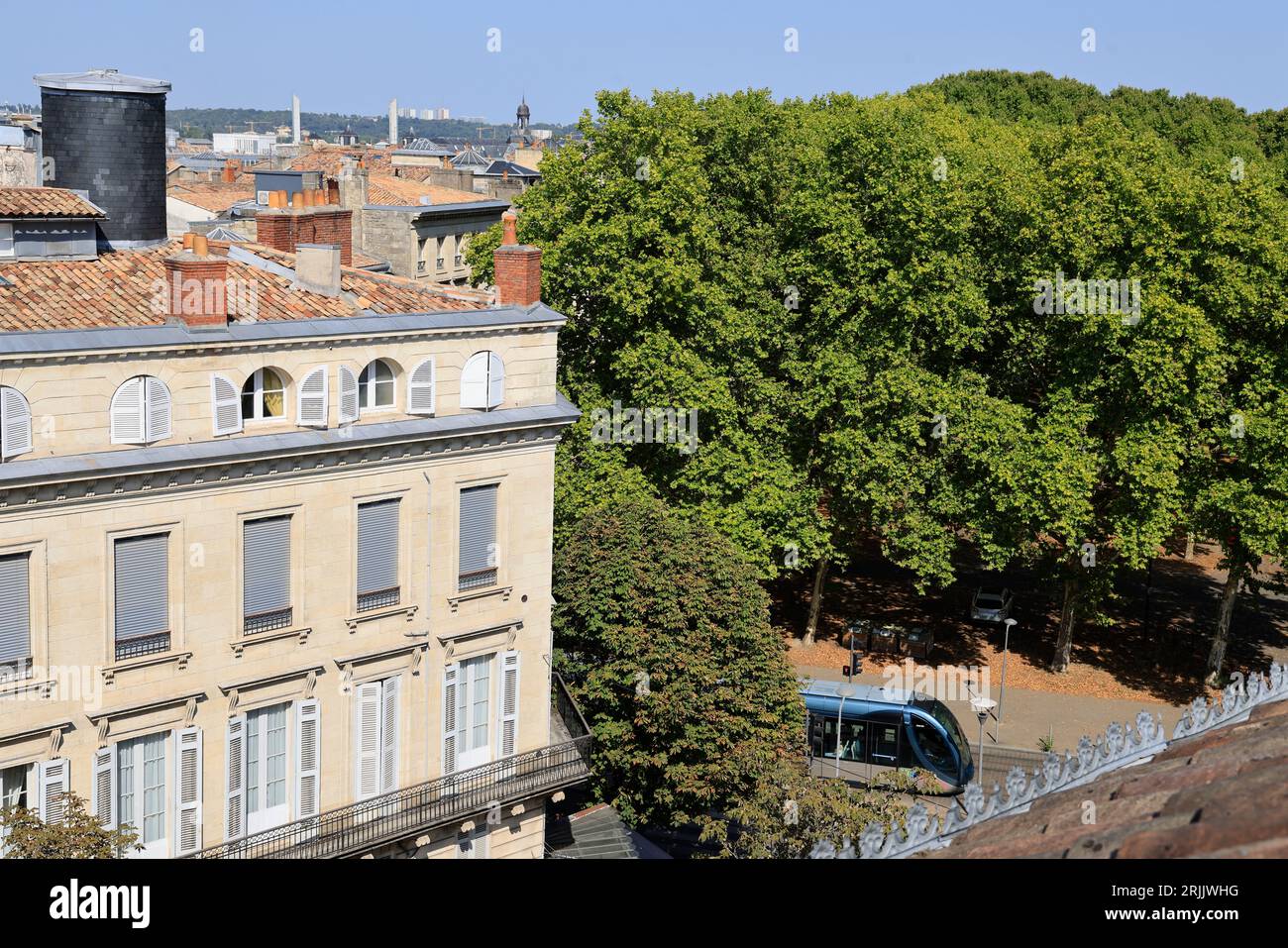 Réchauffement climatique, Canicule, Chaleur, arbres et végétalisation des Villes. Anhänger la canicule l’après-Midi dans le Centre ville de Bordeaux le Stockfoto