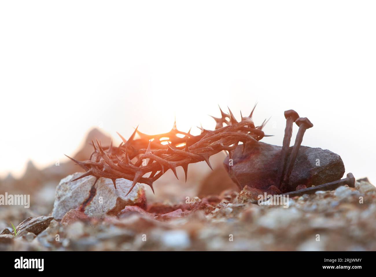 Passionswoche und Fastenzeit-Konzept mit Dornenkrone und Nägeln, die das Opfer und die Leidenschaft Jesu Christi und die Kreuzigung und das Rot symbolisieren Stockfoto