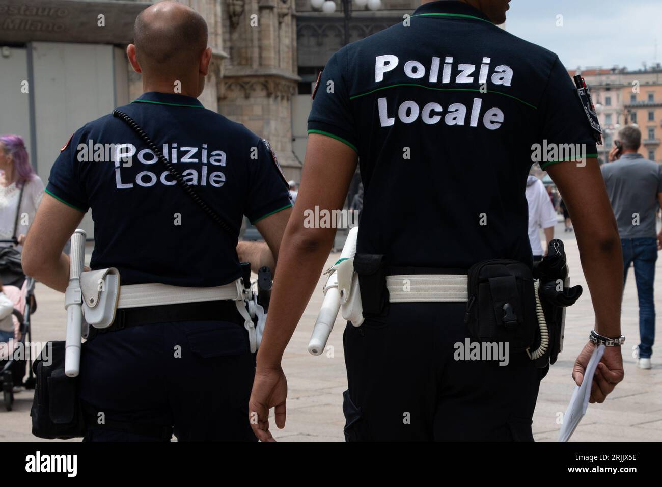 Mailand, Italien - 08 17 2023 : Polizia Lokalpolizist in der Straßenpolizei italienische Streife in der Stadtstraße Stockfoto