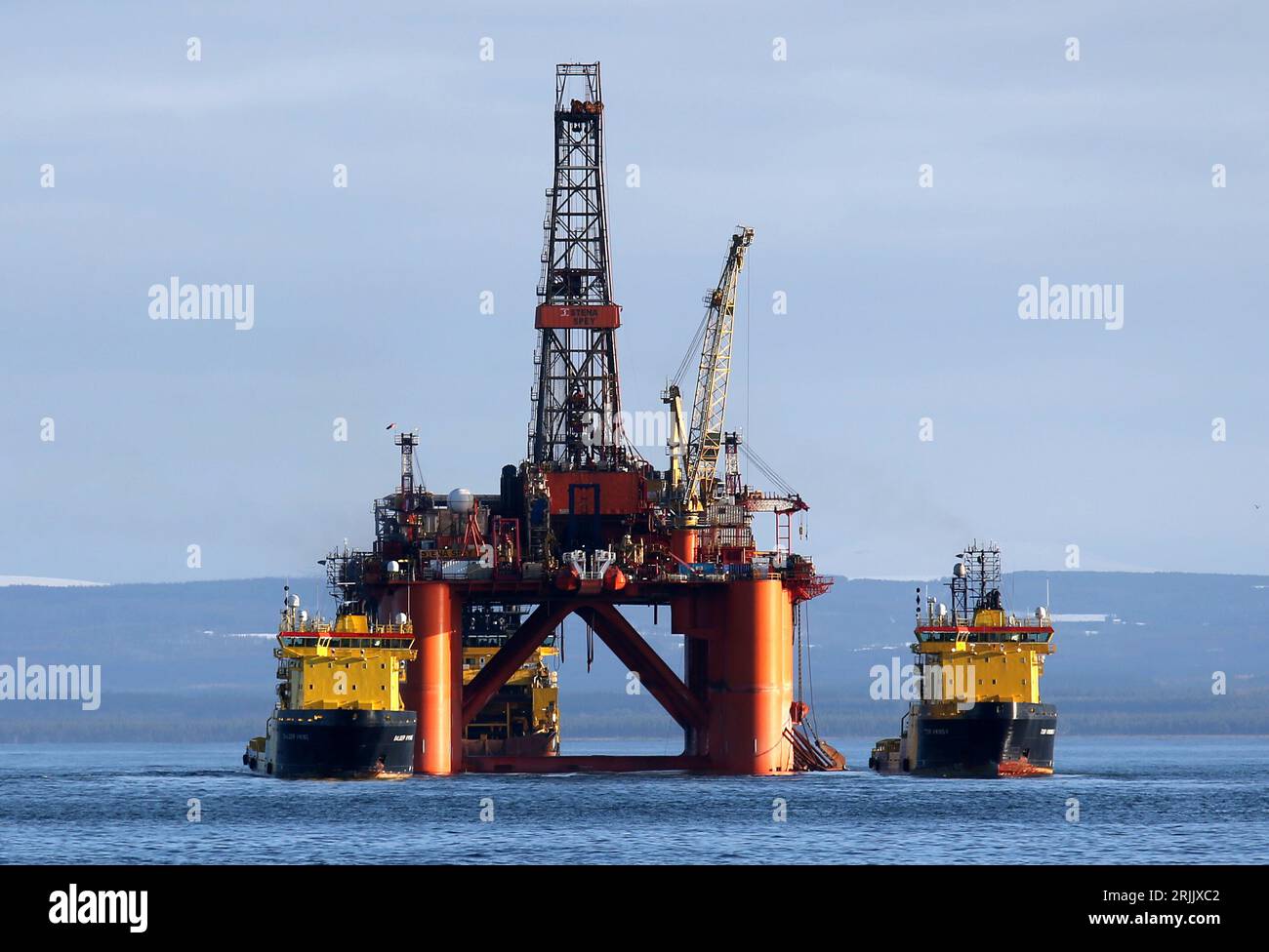 Dateifoto vom 15/02/2016 der Ölplattform Stena Spey wird mit Schleppbooten unter anderen Rigs bewegt, die im Cromarty Firth bei Invergordon in den schottischen Highlands zurückgelassen wurden. Shell und BP gehören zu 12 Ölfirmen, denen wegen der Menge an erneuerbarer und kohlenstoffarmer Energie, die sie produzieren, Greenwashing vorgeworfen wurde. Die von Greenpeace in Auftrag gegebene Forschung analysierte die Jahresberichte der britischen Giganten fossiler Brennstoffe für 2022, zusammen mit zehn weiteren europäischen Unternehmen. In dem Bericht wurde die von den Unternehmen erzeugte Menge an erneuerbarem Strom mit der von ihnen pro Jahr erzeugten Menge an Energie verglichen Stockfoto
