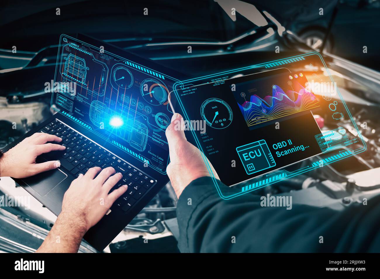 Automatische mechanische Prüfung des ECU-Motorsystems mit drahtlosem OBD2-Abtastwerkzeug und Laptop, Fahrzeuginformationen auf der Bildschirmoberfläche, Mechaniker, Autoreparatur Stockfoto
