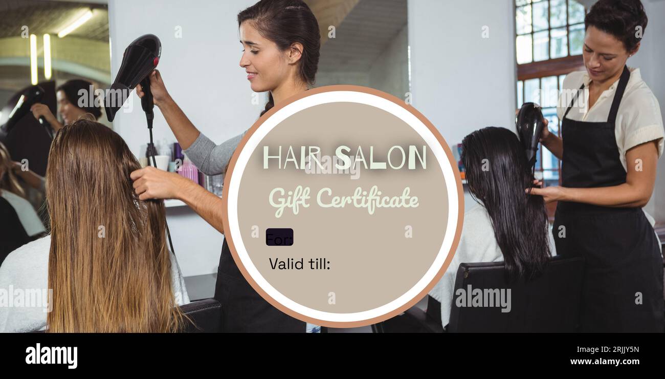 Komposit aus Geschenkgutscheinen für Friseursalons über verschiedene Friseurinnen mit weiblichen Kunden Stockfoto