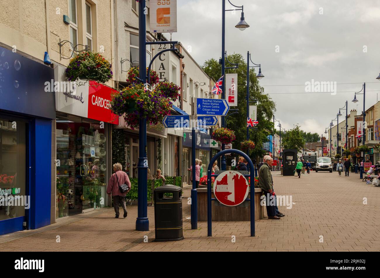 Coleraine, Co, Derry, Nordirland, 04. Juli 2023 - Coleraine City Centre mit Shopping und Stehen Stockfoto